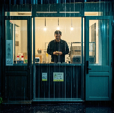 台风天中国门窗知名品牌社死现场：奶茶店老板的防漏雨骚操作